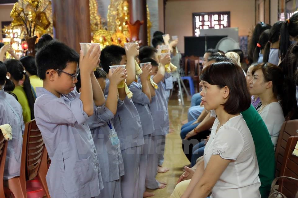 Offre de thé aux parents. 