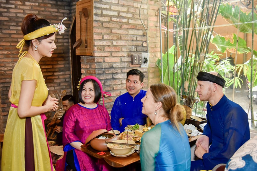 Des artisans leur présentent les plats traditionnels du Vietnam dans le Têt. Photo : VNA 
