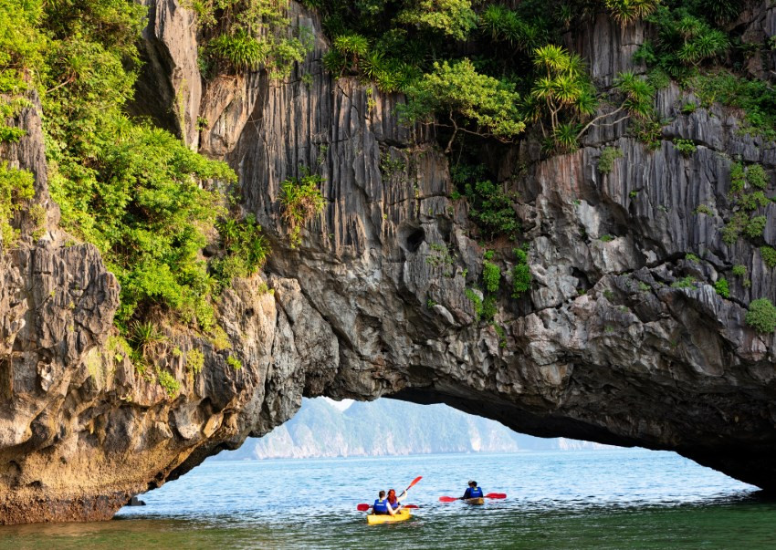 Expérience en kayak dans la baie de Lan Ha. Photo : VNA