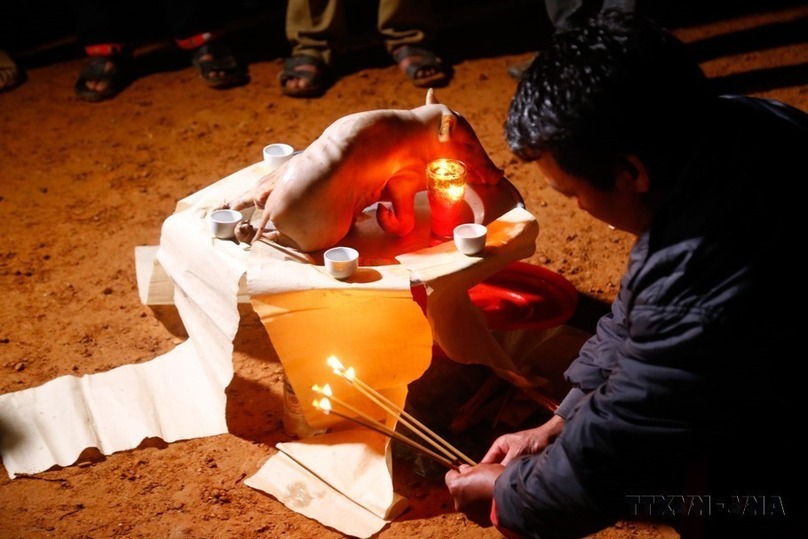 Plateau d'offrande lors du rituel de la fête de la danse du feu des Pa Then du district de Lam Binh, province de Tuyen Quang. 