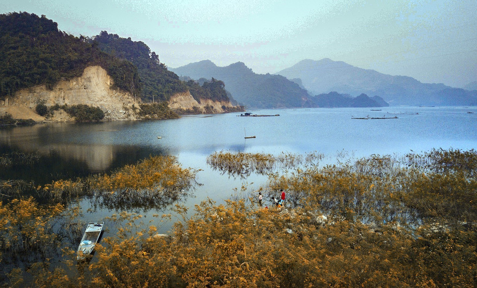 La beauté poétique du lac Hoa Binh en automne. Photo : VNA 