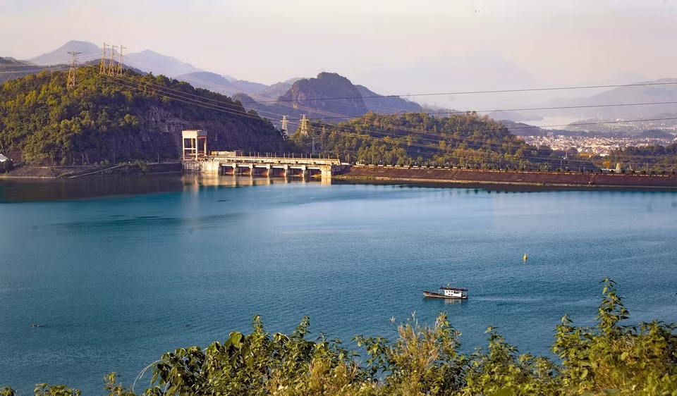 Paysage en amont de la centrale hydroélectrique de Hoa Binh. Photo : VNA 