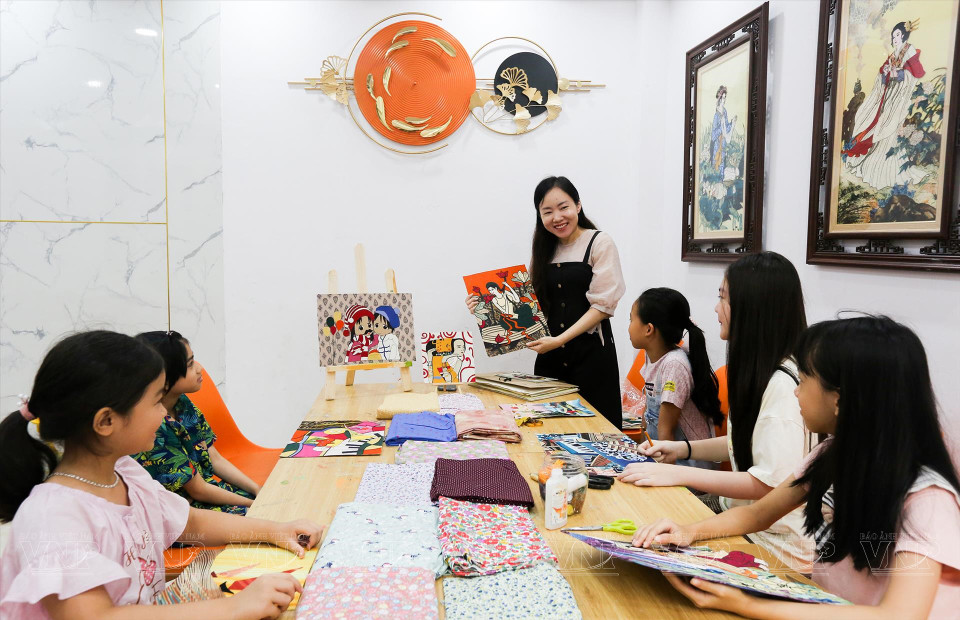 Un cours de peinture sur toile de l'artiste Nguyen Thu Huyen. 