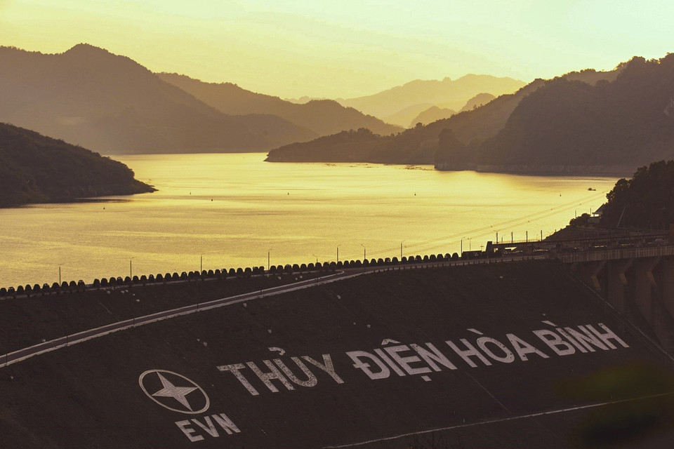 Majestueux paysage de montagne au coucher du soleil en automne sur le lac Hoa Binh. Photo : VNA 
