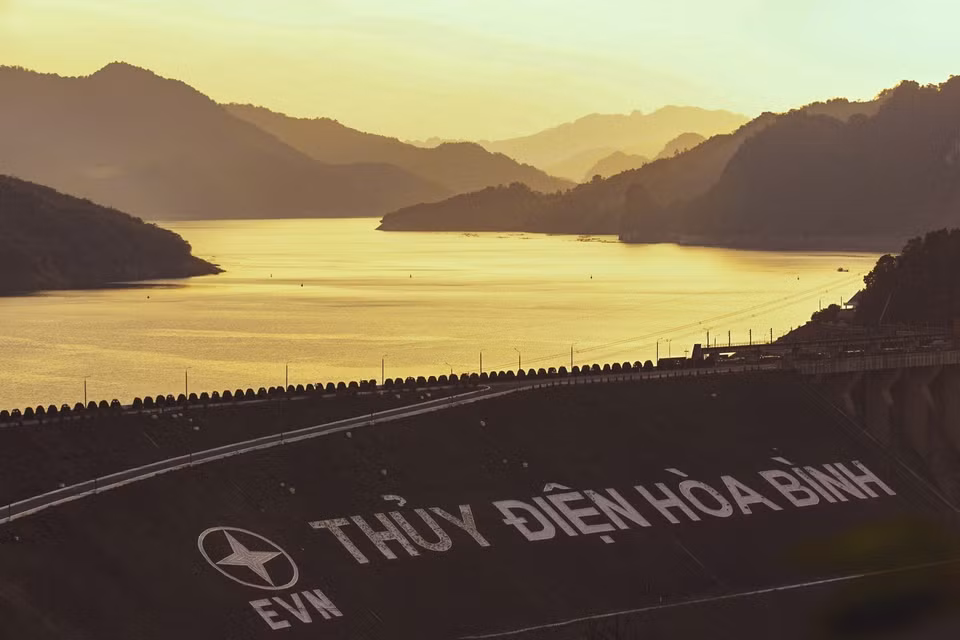 Majestueux paysage de montagne au coucher du soleil en automne sur le lac Hoa Binh. Photo : VNA 