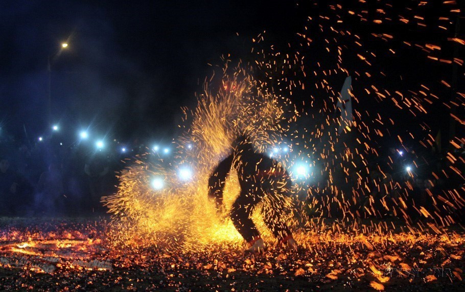La danse rituelle consiste à marcher pieds nus sur des charbons ardents.