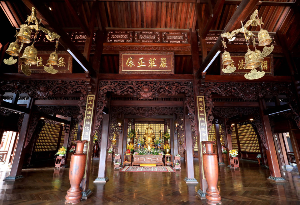 L'intérieur du hall principal utilise la structure " Trùng thiềm điệp ốc", c'est-à-dire deux maisons avec deux systèmes de toiture reliés l'un à l'autre, pour augmenter la surface et agrandir l'espace. C'est un style architectural typique de la cour royale de Hue. 
