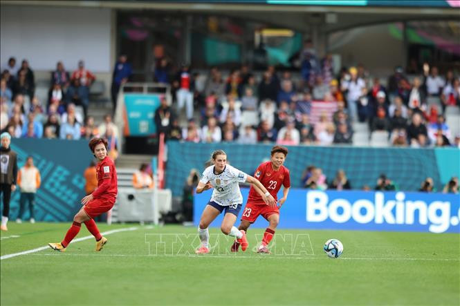 Des luttes pour le ballon entre joueurs américains et vietnamiens. 