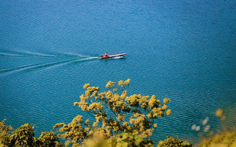 Un après-midi paisible sur le lac Hoa Binh en automne. Photo : VNA 