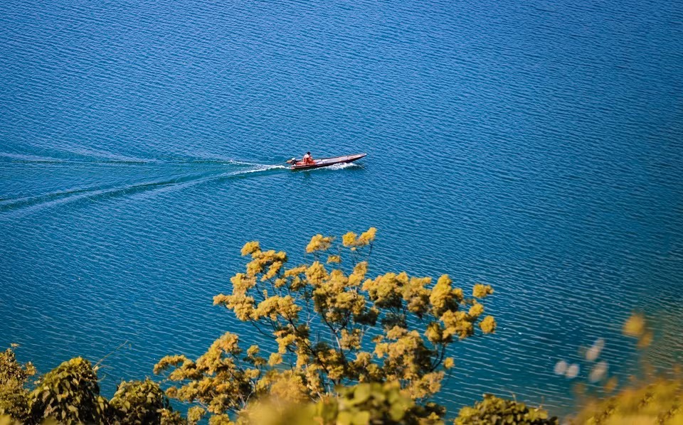 Un après-midi paisible sur le lac Hoa Binh en automne. Photo : VNA 