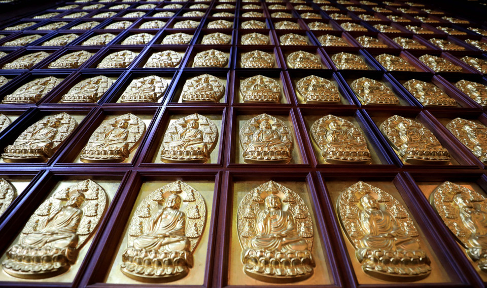 Le mur au design sophistiqué dans le hall principal.