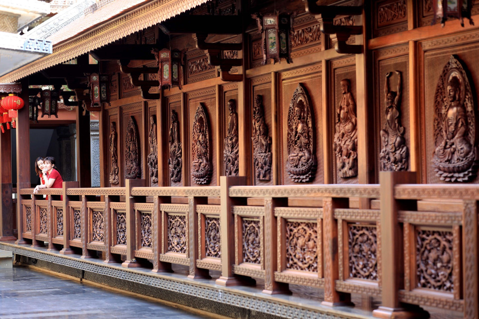 Les portes en bois sont minutieusement sculptées, garnies d'images esthétiques de Bouddha, d'Arhat, de Bodhisattva et de motifs d'inspiration bouddhiste.