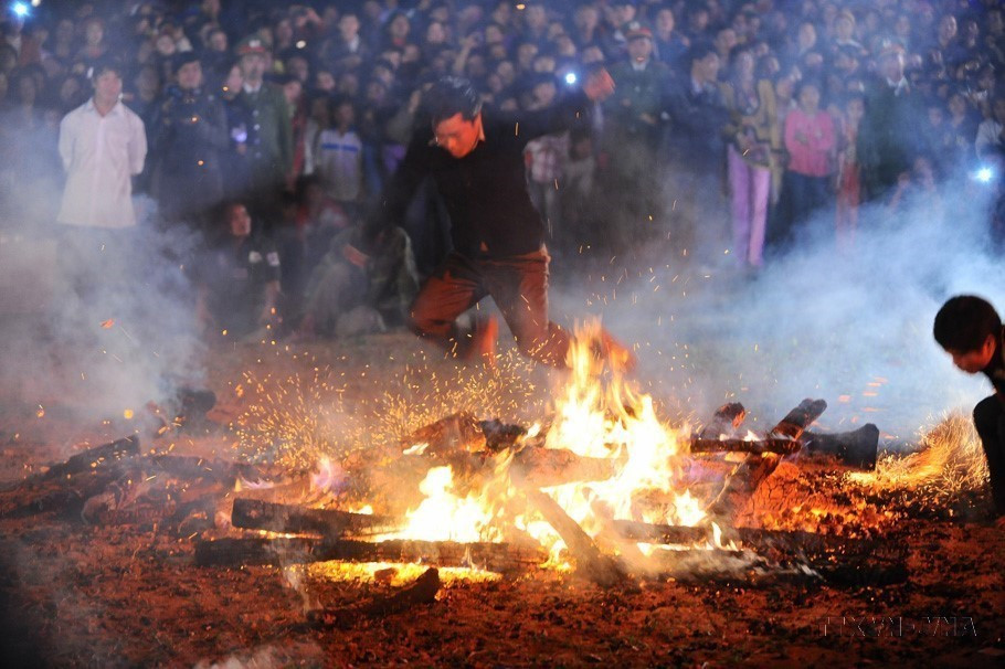 La fête de la danse du feu a lieu chaque année après la récolte. 