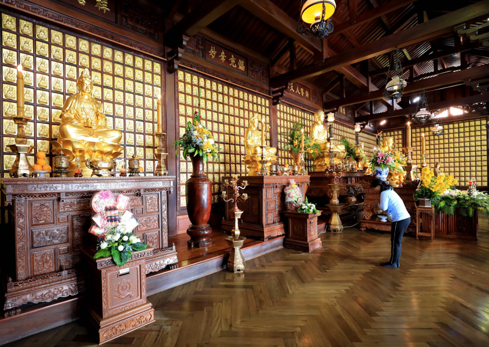 Le sanctuaire de Bouddha a cinq compartiments, bien décorés. Au milieu, il y a des statues d'Amitabha et de Shakyamuni. Des deux côtés se trouvent des statues de quatre Bodhisattvas : Avalokiteshvara, Mahasthamaprapta, Manjushri et Samantabhadra. 