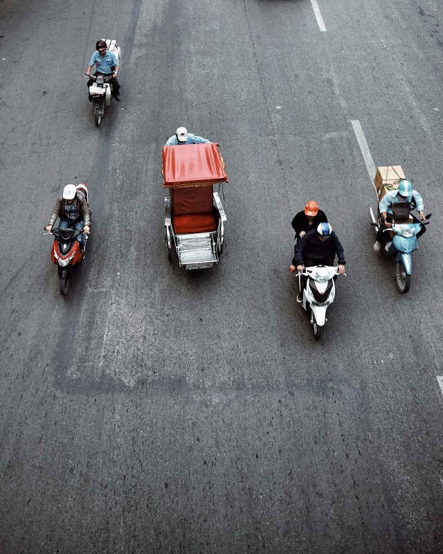 Malgré le froid de l'hiver, certaines personnes poursuivent leurs activités quotidiennes pour gagner leur vie.