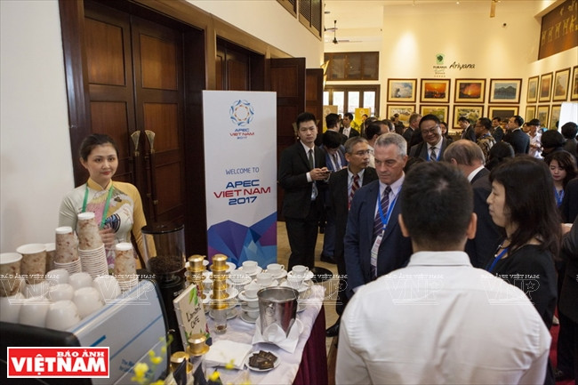 De nombreux délégués, hommes d’affaires, journalistes vietnamiens et étrangers ont découvert L’amant Café lors de la Semaine de haut ​niveau de l’APEC 2017.