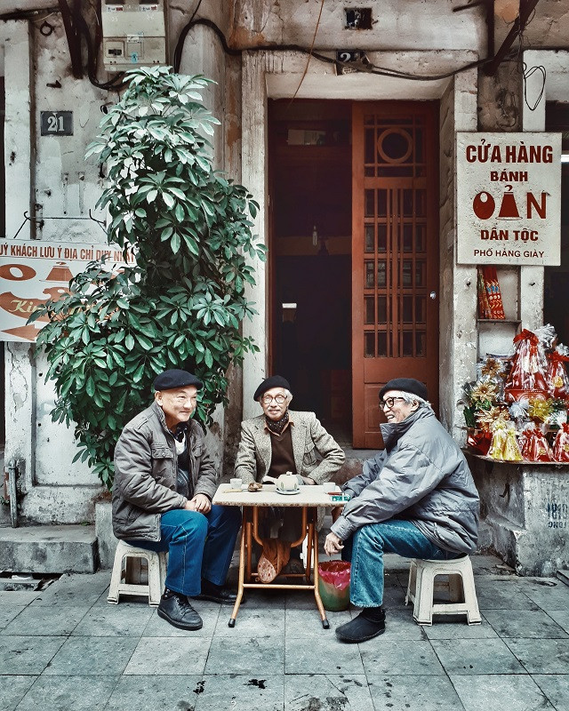 Des personnes âgées discutent tranquillement. 