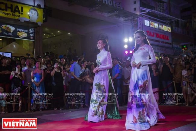 Un défilé d’ao dai (tunique féminine traditionnelle) dans la rue Bui Vien 