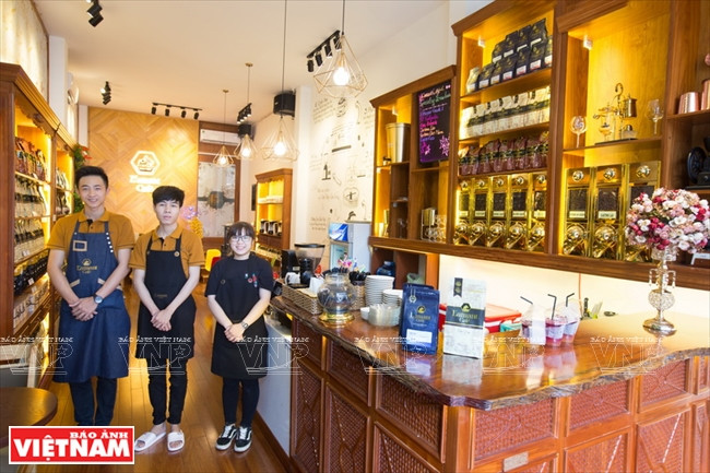 Des serveurs professionnels de L’amant Café.