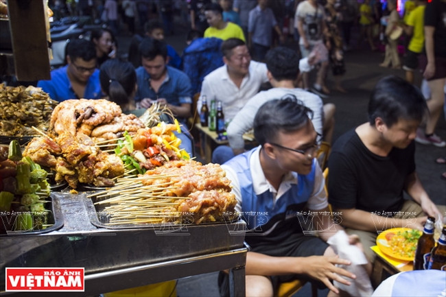 Des plats typiques de Ho Chi Minh-Ville vendus dans la rue Bui Vien 