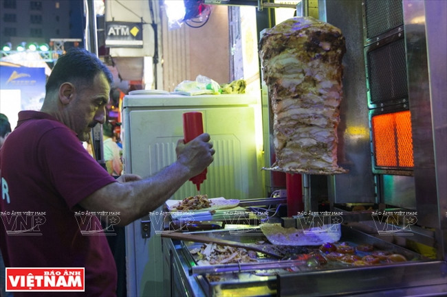 La rue Bui Vien offre au touriste une véritable plongée dans la gastronomie vietnamienne et même internationale 
