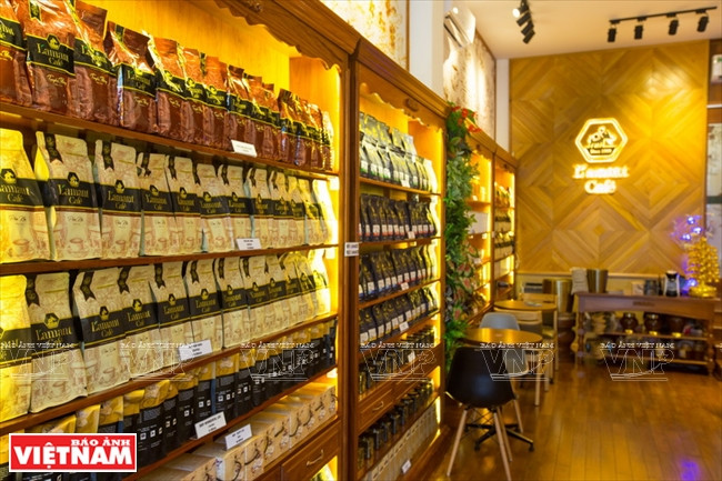 Rayons de produits de L’Amant Café à Pleiku..