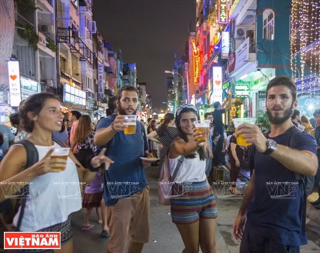 Les touristes étrangers apprécient l’ambiance de la rue Bui Vien 
