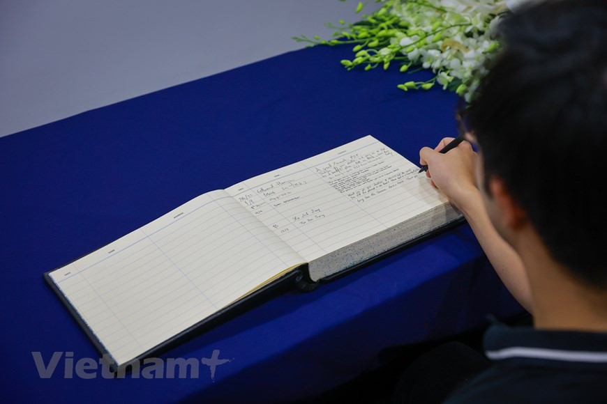 Les funérailles nationales de la reine Élizabeth II se tiennent le 19 septembre en l'abbaye de Westminster, et sont conduites par l'archevêque de Cantorbéry, Justin Welby, et le doyen de Westminster. Deux mille invités sont présents, dont cinq cents chefs d'État et dignitaires étrangers (en) dans l'abbaye, qui peut accueillir jusqu'à 2.200 personnes. Au terme de la cérémonie, conduit lors d'une ultime procession militaire jusqu'au château de Windsor, le cercueil de la reine est inhumé en fin de journée en la chapelle Saint-Georges de Windsor, où la souveraine repose aux côtés de ses parents, George VI et Elizabeth, de sa sœur Margaret, de son époux Philip et de plusieurs de ses prédécesseurs. Photo : VietnamPlus