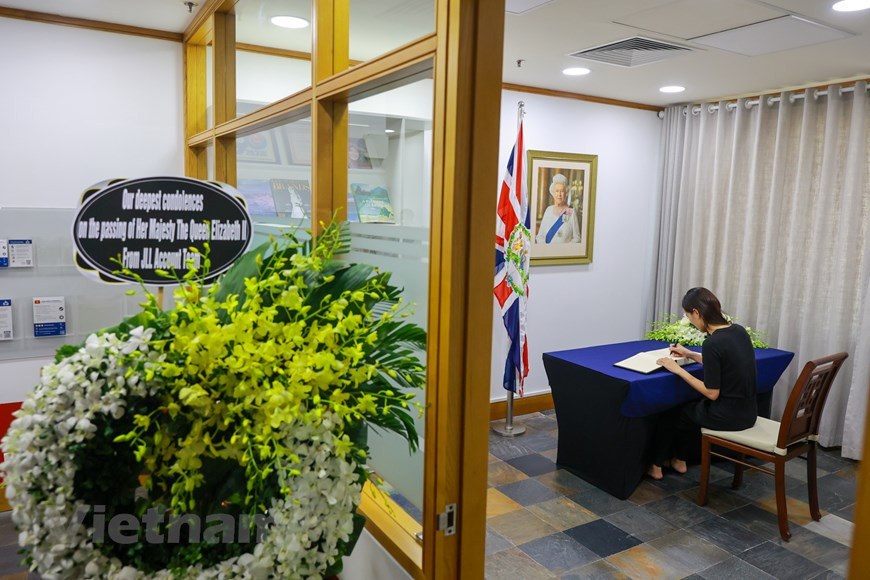 Le 9 septembre 2015, elle devient le souverain britannique ayant régné le plus longtemps, dépassant la durée de règne de son arrière-arrière-grand-mère la reine Victoria (63 ans, 7 mois et 2 jours à cette date). Le 13 octobre 2016, à la suite de la mort du roi de Thaïlande Rama IX, elle devient le souverain régnant depuis le plus longtemps et le plus âgé alors en fonction. Début juin 2022, elle devient le premier monarque de l'histoire du Royaume-Uni à célébrer son jubilé de platine, qui marque le 70e anniversaire de son accession au trône. Elle est la deuxième des monarques de l'ère moderne ayant eu le règne le plus long d'Europe (70 ans, 7 mois et 2 jours), derrière le roi de France Louis XIV (72 ans, 3 mois et 18 jours). Elle meurt trois mois plus tard, le 8 septembre 2022, à l'âge de 96 ans ; son fils aîné lui succède sous le nom de Charles III. Photo : VietnamPlus