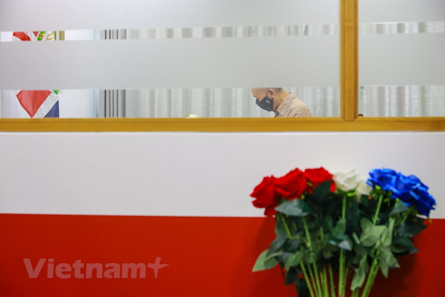 La reine Élisabeth II est le monarque britannique ayant atteint l'âge le plus avancé et ayant le plus long règne, devant la reine Victoria. La souveraine a régné plus de 70 ans, et était le plus ancien souverain encore en exercice après la mort du roi de Thaïlande Rama IX le 13 octobre 2016. Elle est le deuxième monarque ayant eu le règne le plus long, juste derrière le roi de France Louis XIV. Le 8 septembre 2022, à 15h10, heure de Londres, la reine Élisabeth II meurt au château de Balmoral, en Écosse, à l'âge de 96 ans, entourée de membres de sa famille, dont son successeur. Sa disparition met un terme à un règne historiquement long de 70 ans, 7 mois et 2 jours. Photo : VietnamPlus