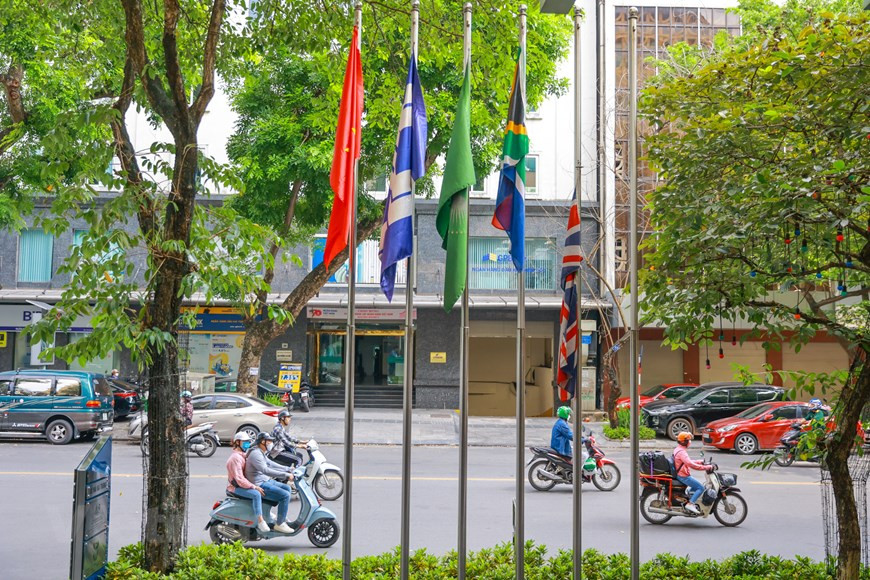 À sa naissance, elle est troisième dans l'ordre de succession au trône après son oncle et son père. En 1936, son oncle devient roi mais abdique quelques mois plus tard, laissant le trône à son frère cadet. La princesse Élizabeth devient alors, à l'âge de 10 ans, l'héritière présomptive de la Couronne britannique. Durant la Seconde Guerre mondiale, elle s'enrôle au sein de l'Auxiliary Territorial Service. Le 20 novembre 1947, elle épouse Philip Mountbatten, prince de Grèce et de Danemark, avec qui elle aura quatre enfants : Charles, Anne, Andrew et Edward. Elle accède au trône britannique le 6 février 1952, à l'âge de 25 ans, à la mort de George VI. Son couronnement, le 2 juin 1953, est le premier à être retransmis à la télévision. Photo : VietnamPlus