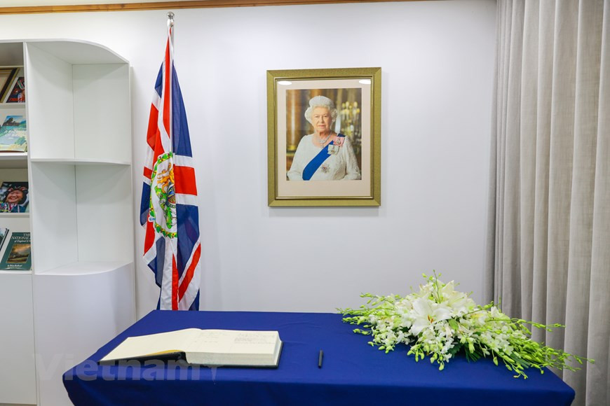 Elle devient alors la souveraine de sept États indépendants du Commonwealth : l'Afrique du Sud, l'Australie, le Canada, Ceylan, la Nouvelle-Zélande, le Pakistan et le Royaume-Uni. Entre 1956 et 2021, le nombre de ses royaumes évolue : des colonies de l'Empire britannique accèdent à l'indépendance et choisissent ou non de reconnaître Élizabeth II comme souveraine symbolique de leur nouvel État indépendant ; certains royaumes deviennent par ailleurs des républiques. L'année de sa mort, en plus de l'Australie, du Canada, de la Nouvelle-Zélande et du Royaume-Uni susmentionnés, Élizabeth II est reine d'Antigua-et-Barbuda, des Bahamas, du Belize, de la Grenade, de la Jamaïque, de Papouasie-Nouvelle-Guinée, de Saint-Christophe-et-Niévès, de Saint-Vincent-et-les-Grenadines, de Sainte-Lucie, des Îles Salomon et des Tuvalu. Photo : VietnamPlus