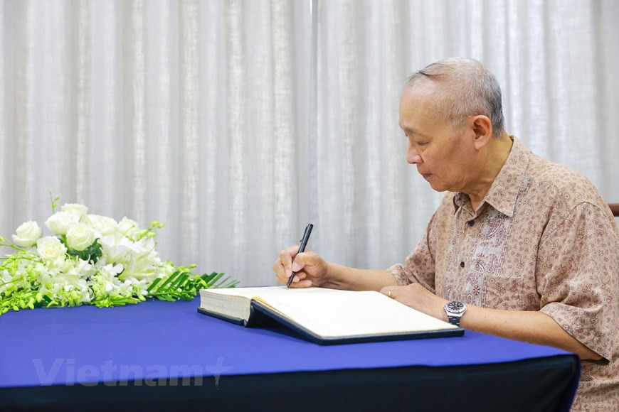 Des habitants de Hanoï se sont rendus à la résidence de l'ambassadeur du Royaume-Uni au Vietnam Gareth Ward pour présenter ses condoléances suite au décès de la reine Elizabeth II. Les personnes venant rendre hommage sont priées d'apporter leur carte d'identité à présenter. Vu Ngoc Binh (arrondissement de Hai Ba Trung) a confié : "J'apprends l'anglais et j'utilise l'anglais tous les jours. En tant que citoyen vietnamien, je suis venu ici pour adresser mes sincères condoléances au Royaume-Uni". C'était une femme très sympathique qui a permis de développer les relations entre le Vietnam et le Royaume-Uni". Il a souligné le respect qu'il avait pour les bons sentiments de la reine à l'égard du Vietnam. Photo : VietnamPlus