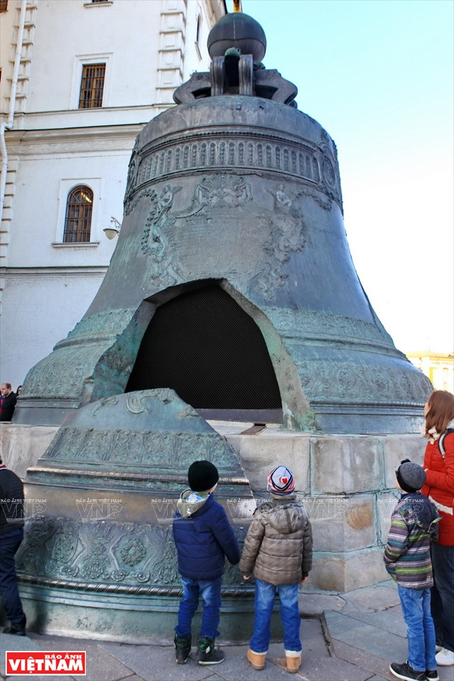 La gigantesque Cloche Tsar fut fondue de 1735 à 1737, de 6 mètres de haut et de 200 tonnes de poids. En mai 1737, lors d'un incendie, cette cloche s'est brisée en tombant du beffroi dans la fosse de coulée. Un éclat de 11,5 tonnes s'en est détaché.