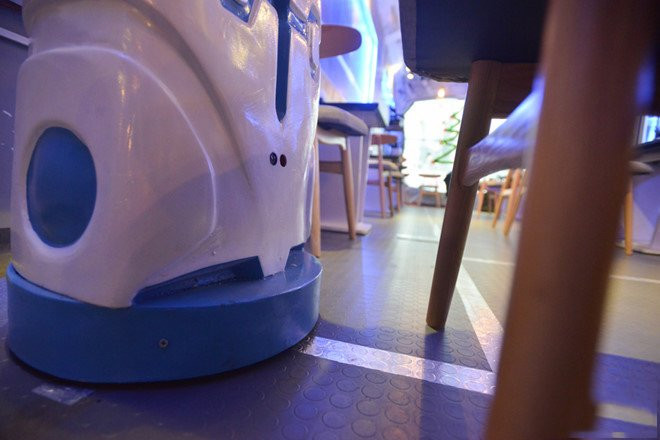 Ce robot est muni de capteurs, quand il rencontre un obstacle, il s’arrête en disant « faites-moi une place, SVP ». Il est à noter que le coût pour la fabrication de ce robot s’élève à plus de 200 millions de dôngs. Actuellement, ce café n’est équipé que d’un seul robot, ses jeunes patrons espèrent fabriquer de nouveaux robots l’année prochaine, avec encore plus de fonctions.