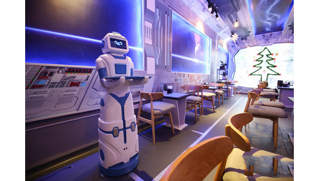 Le Robot MORTA a été créé par deux jeunes, une hôtesse de l’air et un ingénieur électronique.