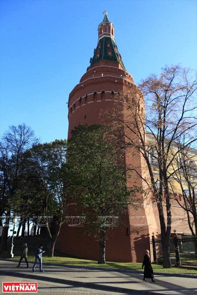 Le Kremlin fut une fortification avec des tours au - dessus et puis s’étendit avec des églises, arsénaux, palais où se logea la famille royale. 
