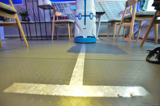 Ce robot est muni de capteurs pour mesurer la distance lors de ses déplacements, s’arrêter et dire des mots comme « bonjour », « faites-moi une place, SVP », etc.