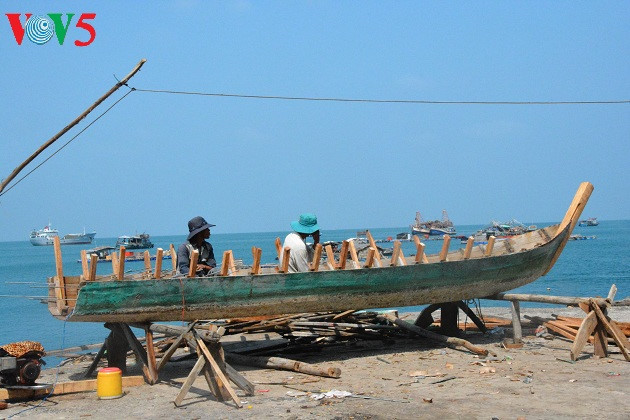 Réparation d'un bateau de pêche.
