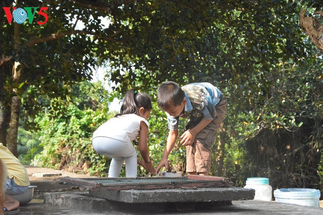 Ils s’amusent quand leurs parents partent travailler.