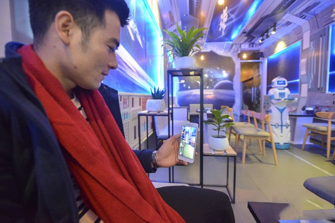 De nombreux clients sont satisfaits du robot-serveur et le filment dès qu’il approche.