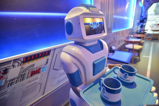 Un robot-serveur. 