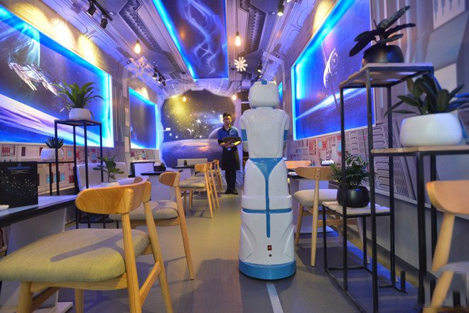 Ce café utilise en même temps le robot-serveur et un serveur, pour créer une ambiance de travail dynamique.