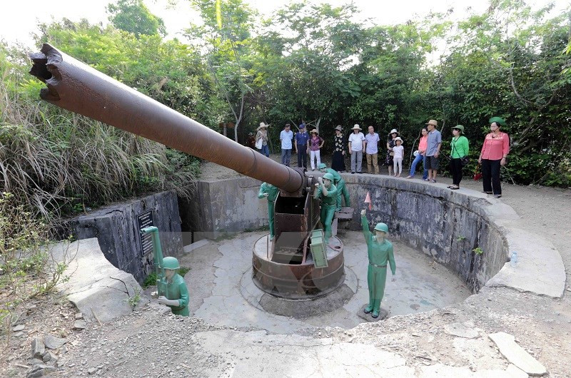 Des touristes à la Forteresse du Canon dans le bourg de Cat Ba. 