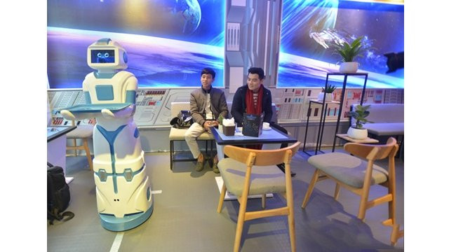 Ce café a été récemment inauguré, dans la rue Lac Trung, arrondissement de Hai Bà Trung, à Hanoi. Ce qui est particulièrement attrayant pour les clients, c’est que le patron du café utilise un robot-serveurpour servir les clients. Ce robot baptisé MORTA, fait 130 cm de haut, et pèse 20kg.