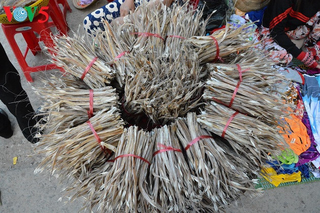 Vous trouverez aussi des poissons séchés dans ce petit marché.
