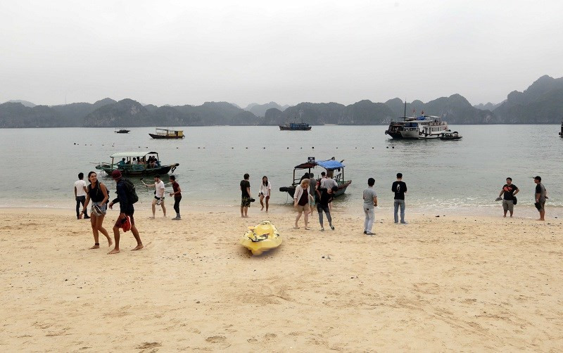 Des touristes sur l’île Khi (Singes).
