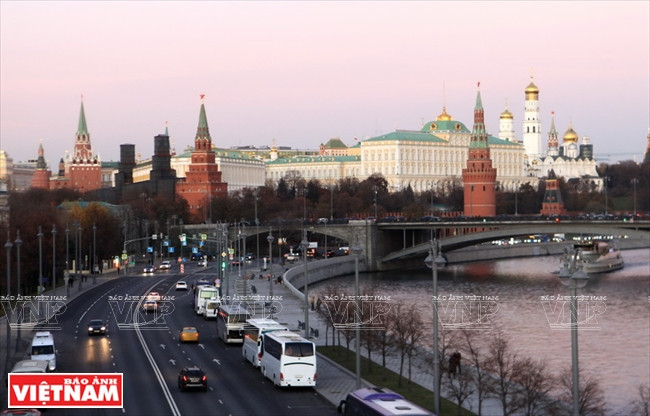 Le Kremlin s’étend aux bords de la rivière de Moskova 