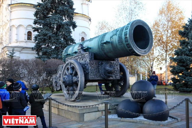 Le canon Tsar fut fondu pendant le règne de Fiodor, il pèse 39 312 kg, a une longueur de 5,34 m, un calibre de 890 mm, et un diamètre externe de 1 200 mm.
