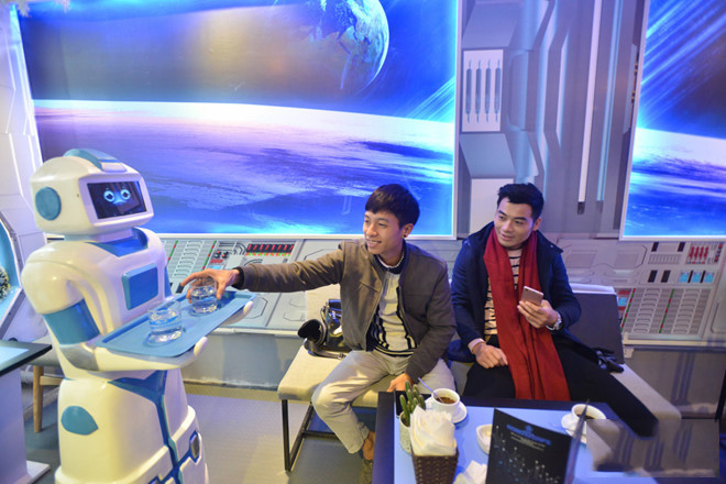 Quand le robot arrive à la table des clients, en disant « Buvez votre café, SVP. Merci ». La langue et le nombre de mots et de phases sont illimités.